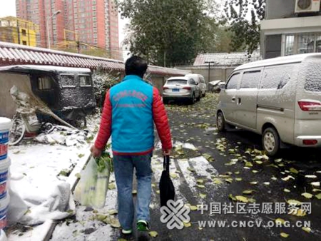 志愿者拎着蔬菜和水果去马阿姨家.jpg
